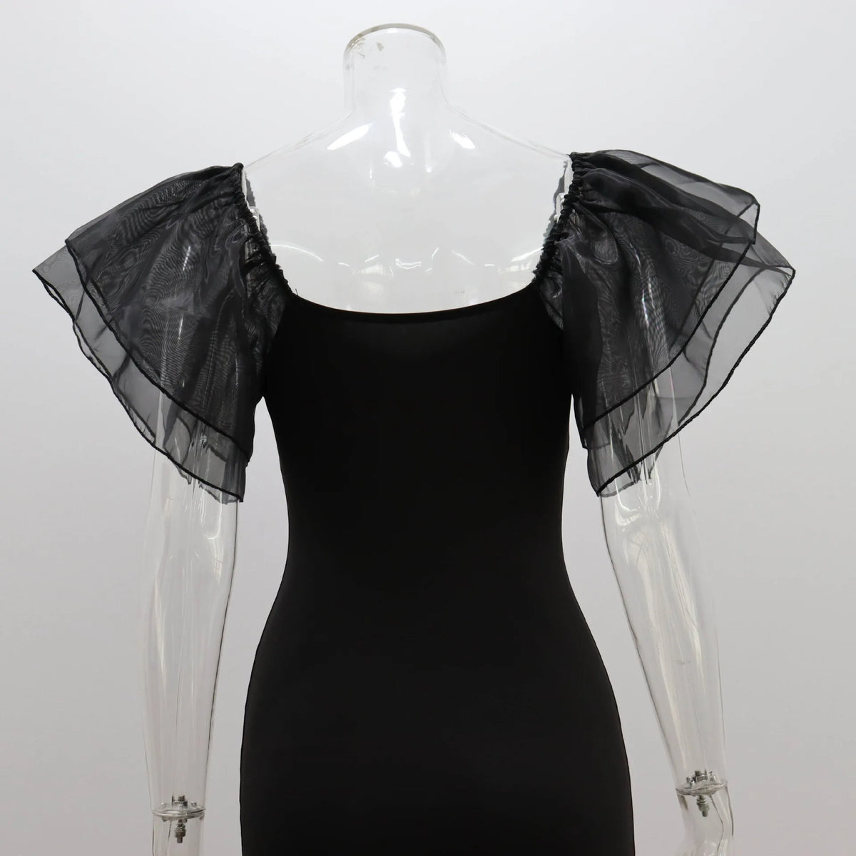 Vestido Tubinho com Mangas de Tule em Formato de Borboleta