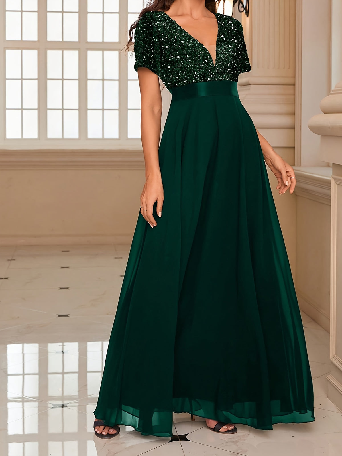 Vestido de coquetel elegante com decote em V