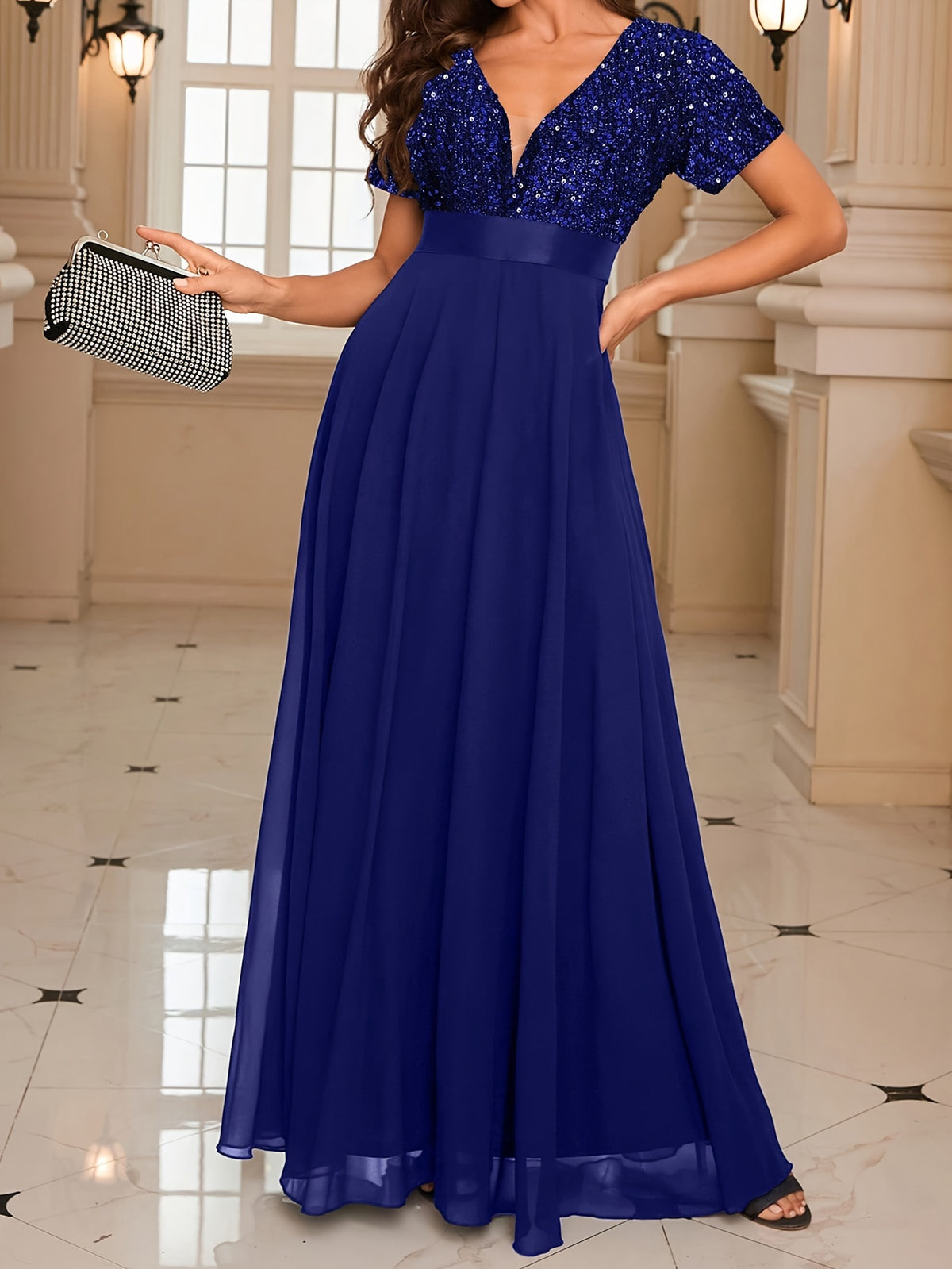 Vestido de coquetel elegante com decote em V