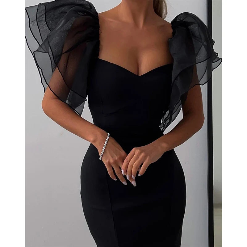 Vestido Tubinho com Mangas de Tule em Formato de Borboleta