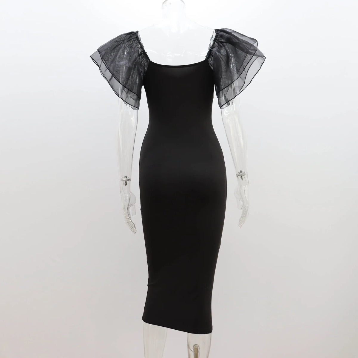 Vestido Tubinho com Mangas de Tule em Formato de Borboleta