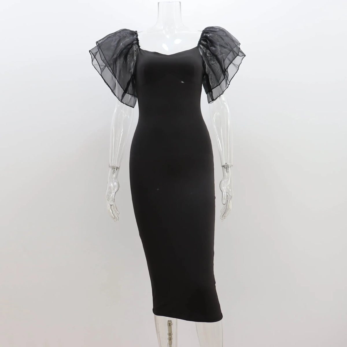 Vestido Tubinho com Mangas de Tule em Formato de Borboleta