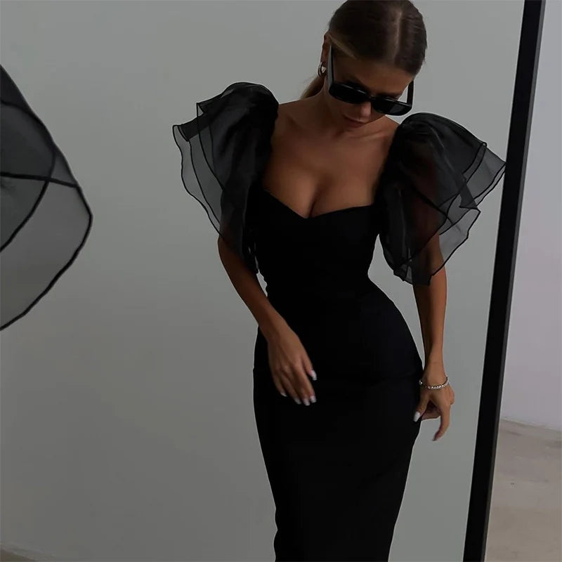 Vestido Tubinho com Mangas de Tule em Formato de Borboleta