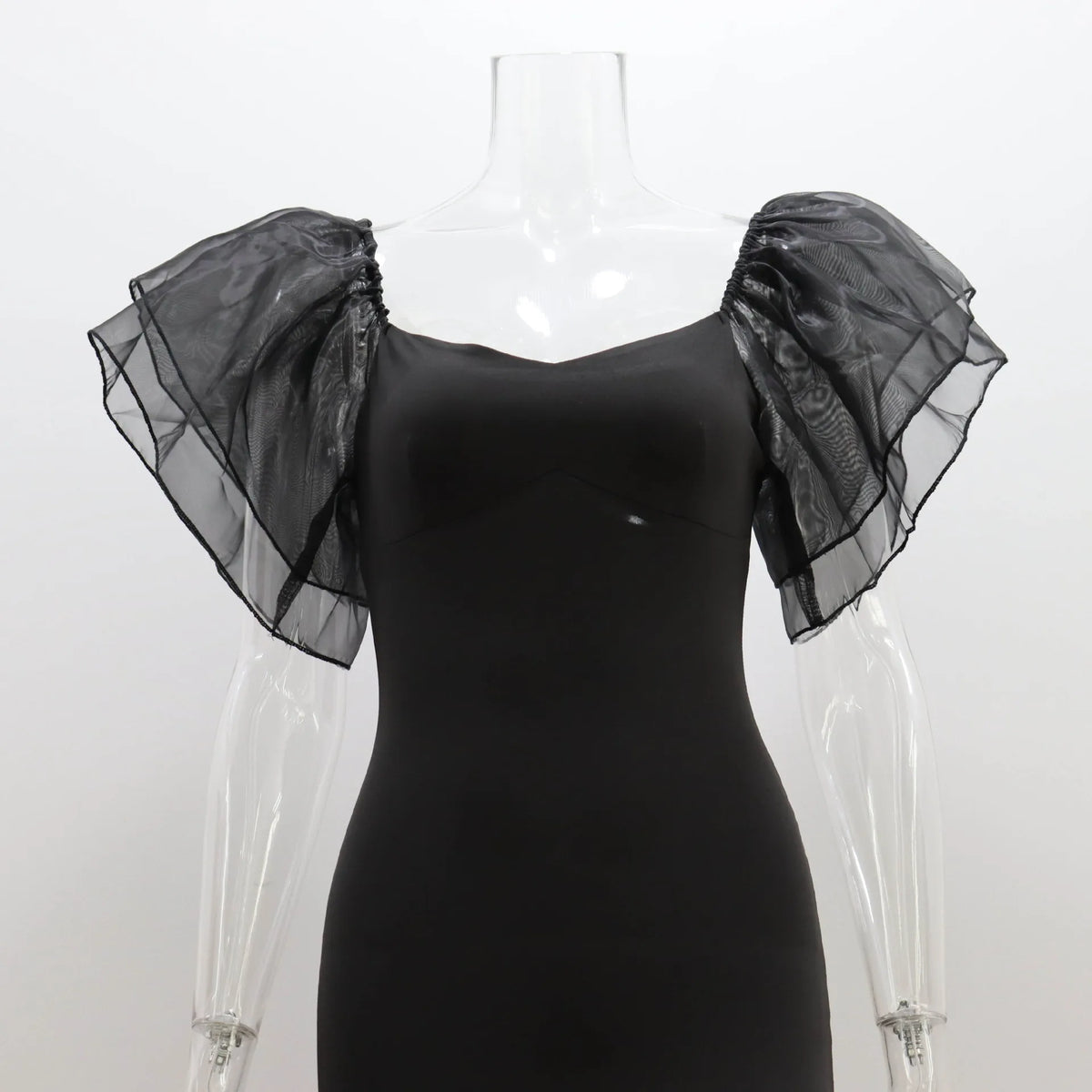 Vestido Tubinho com Mangas de Tule em Formato de Borboleta