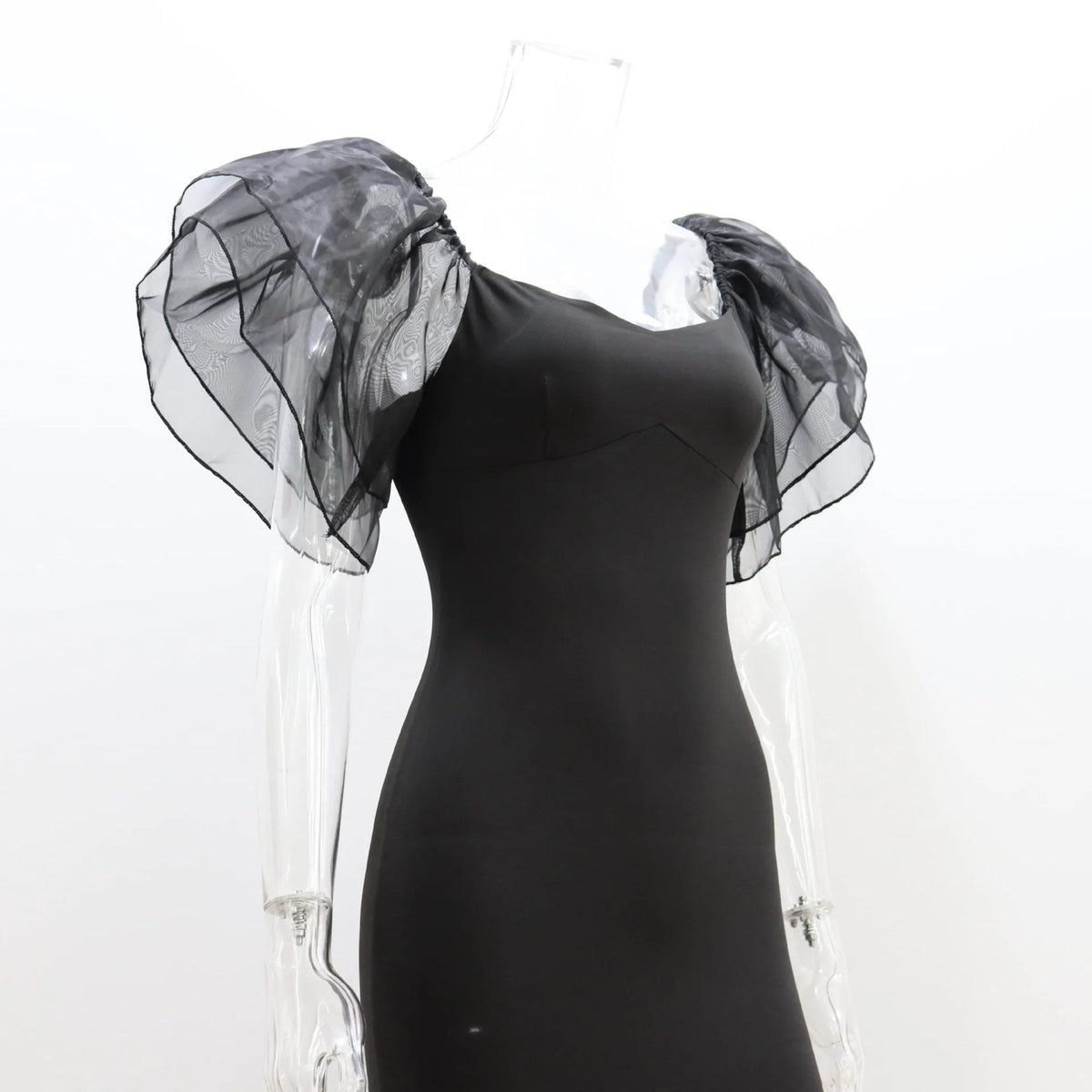 Vestido Tubinho com Mangas de Tule em Formato de Borboleta
