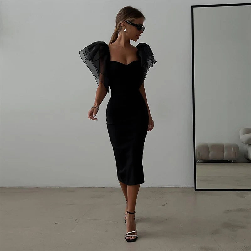 Vestido Tubinho com Mangas de Tule em Formato de Borboleta
