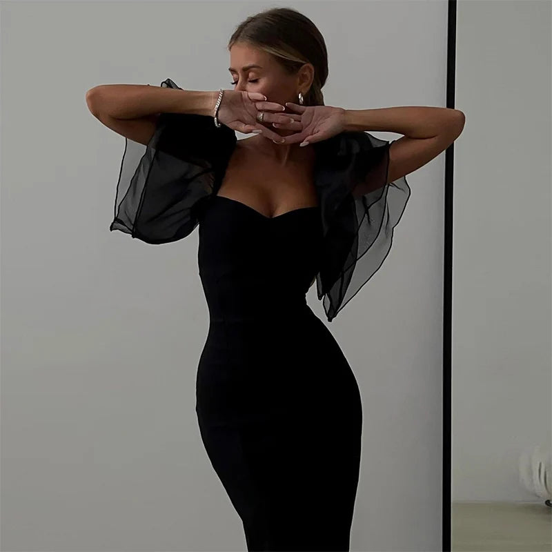 Vestido Tubinho com Mangas de Tule em Formato de Borboleta
