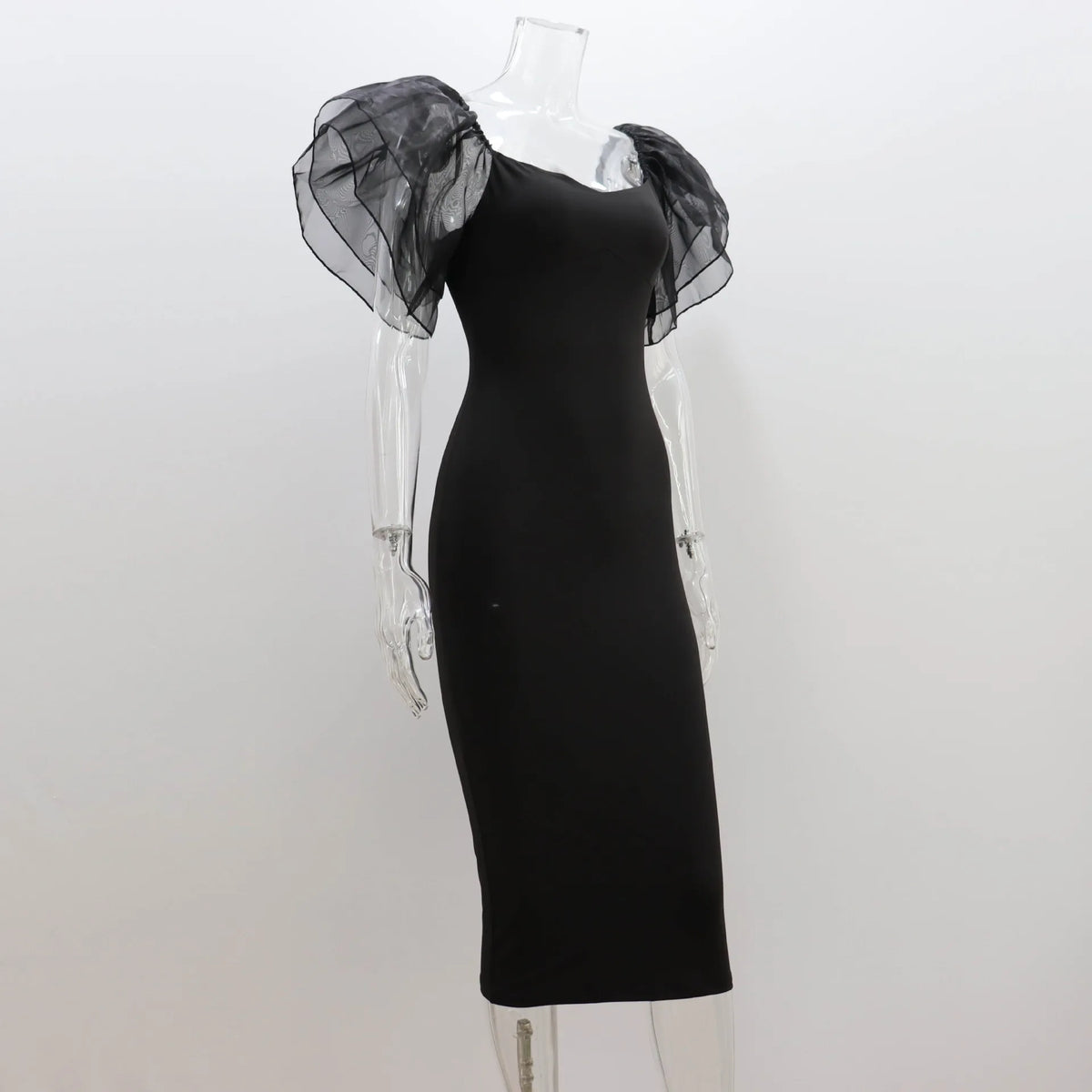 Vestido Tubinho com Mangas de Tule em Formato de Borboleta