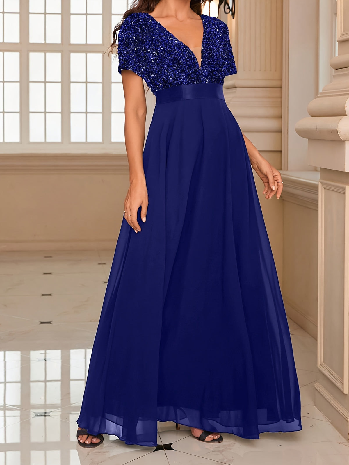 Vestido de coquetel elegante com decote em V